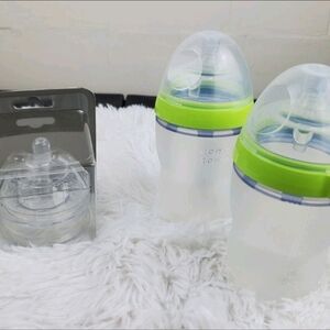 Comotomo Baby Bottles with Green Accents